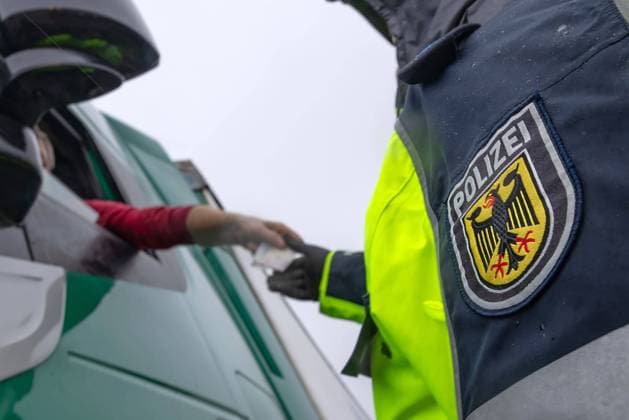 Grenzkontrolle durch die Bundespolizei gegen Schleuser, illegale Migranten und allgemeine Kriminalität am Grenzübergang zu Tschechien an der Bundesstraße 174 in Reitzenhain am 15.11.2023. Reitzenhain Sachsen Deutschland *** Border control by the Federal Police against smugglers, illegal migrants and general criminality at the border crossing to the Czech Republic at the federal road 174 in Reitzenhain on 15 11 2023 Reitzenhain Saxony Germany