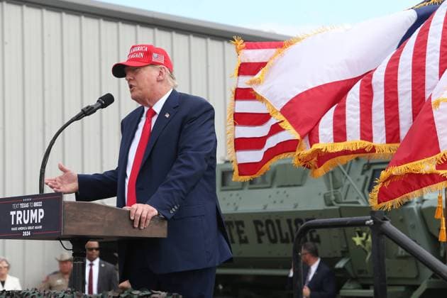 November 13, 2023, Edinburg, TX, USA: Former President DONALD TRUMP arrives at the border in south Texas at the South Texas International Airport in Edinburg as he visits with the Texas governor and briefly serves means to state troopers serving in Operation Lone Star border security effort. Pool Edinburg USA - ZUMAz113 20231113_znh_z113_004 Copyright: xDelciaxLopezx