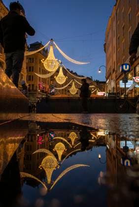 20.11.2023, Hauptstadt Wien (Österreich) erstrahlt im vorweihnachtlichem Glanz, impressionen vom Stephansplatz, Festliche Weihnachtsbeleuchtung erstrahlt in der Fussgängerzone und spiegelt sich in einer Pfütze. 20.11.2023, Wien in der Vorweihnachtszeit 20.11.2023, Wien in der Vorweihnachtszeit *** 20 11 2023, Capital Vienna Austria shines in pre-Christmas splendor, impressions from Stephansplatz, Festive Christmas lights shine in the pedestrian zone and are reflected in a puddle 20 11 2023, Vienna in the pre-Christmas season 20 11 2023, Vienna in the pre-Christmas season