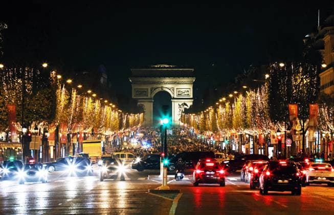 Bilder des Jahres 2023, News 11 November News Themen der Woche KW46 (231120) -- PARIS, Nov. 20, 2023 -- The Champs-Elysees Avenue is lit by Christmas season lights in Paris, France, Nov. 19, 2023. The annual Christmas season lighting ceremony was held here on Sunday. ) FRANCE-PARIS-CHRISTMAS LIGHTS GaoxJing 