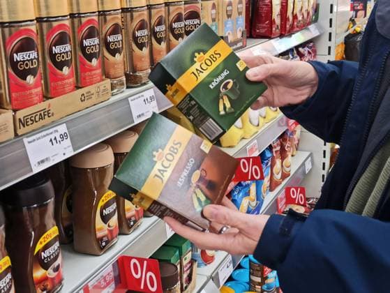 Marktkau-Einkauf zu Zeiten von Inflation und Krieg in der Ukraine ! Getraenk, Cafe, Kaffee, Nescafe, Tchibo, Eduscho, Jakobs, Jacobs Cafe, Angebot, Vergleich, Preisvergleich, Lavazza, Einkaufswagen, Warenkorb, Lieferkette, Eigenmarke, Vergleich, Preisvergleich, Marktkauf-Einkauf in einem Supermarkt oder Discounter *** Marktkau Shopping in times of inflation and war in Ukraine Beverage, cafe, coffee, Nescafe, Tchibo, Eduscho, Jakobs, Jacobs Cafe, offer, comparison, price comparison, Lavazza, shopping cart, shopping cart, supply chain, private label, comparison, price comparison, market purchase Shopping in a supermarket or discounter
