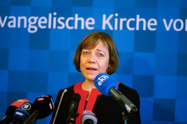 News Themen der Woche KW47 News Bilder des Tages Die Ratsvorsitzende der Evangelischen Kirche in Deutschland (EKD), Annette Kurschus, hat am Montag (20.11.2023) in Bielefeld ihren Ruecktritt erklaert. Die 60-Jaehrige legt auch ihr Amt als Praeses der Evangelischen Kirche von Westfalen nieder, wie sie am Montag in Bielefeld vor Journalisten erklaerte. Sie reagiert damit auf Vorwuerfe gegen sie wegen des Umgangs mit einem mutmasslichen Fall sexualisierter Gewalt in ihrem ehemaligen Kirchenkreis. (Siehe epd-Meldung vom 20.11.2023) EDITORIAL USE ONLY *** Annette Kurschus, Chairwoman of the Council of the Evangelical Church in Germany EKD, announced her resignation in Bielefeld on Monday 20 11 2023 The 60-year-old is also resigning from her office as President of the Evangelical Church of West Copyright: epd-bild DetlefxHeese epd-Kurschus5-kopieren