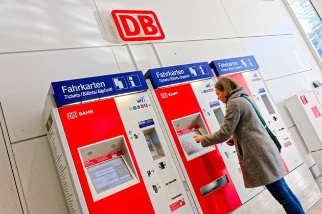 Bahnticketkauf. Die Frau kauft sich die Fahrkarte am Automaten. München Bayern Deutschland *** Buying a train ticket The woman buys her ticket from the ticket machine Munich Bavaria Germany Copyright: xRolfxPossx