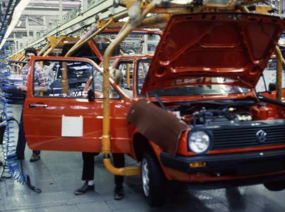 84 5years events DEU, Germany The historical slides from the 84 85 r years events and people from politics, culture, working life, medicine, etc Wolfsburg VW plant with VW production and shift changes ca 1984 5 DEU, Germany The historical slides from the 84s 85s events and people from politics, culture, working life, medicine, etc