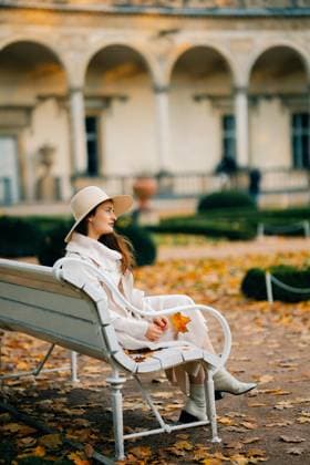 Young woman sitting on a bench in Prague autumn park Prague, Prague, Czechia CR_UJEL231119-1286987-01 ,model released, Symbolfoto