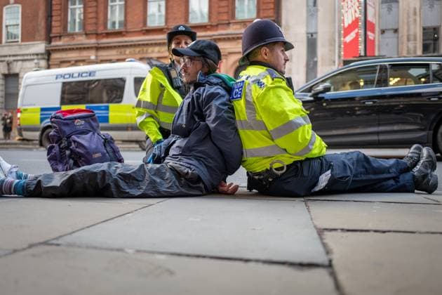 Bilder des Jahres 2023, News 11 November News Themen der Woche KW47 News Bilder des Tages November 20, 2023, London, United Kingdom: Just Stop Oil activists have been seen being handcuffed and dragged into the back of police vans in Central London after the Metropolitan Police shut down another slow march in the capital. Just Stop Oil said it would be staging daily marches from Trafalgar Square from November 20 in its bid to get the Government to end new oil and gas licences. London United Kingdom - ZUMAg173 20231120_zap_g173_028 Copyright: xVelarxGrantx