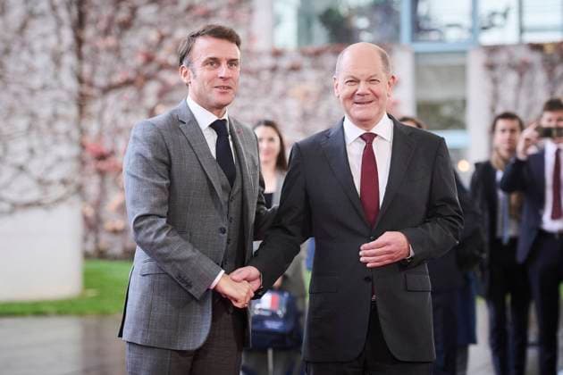 Berlin, Vorfahrt der Teilnehmer zum Compact with Africa im Bundeskanzleramt Bundeskanzler Olaf Scholz (SPD) begrüßt Emmanuel Macron (Staatspräsident der Französischen Republik) im Rahmen des Compact with Africa am 20.11.2023 im Bundeskanzleramt in Berlin. Berlin Bundeskanzleramt Berlin Deutschland *** Berlin, participants approach the Compact with Africa at the Federal Chancellery Federal Chancellor Olaf Scholz SPD welcomes Emmanuel Macron, President of the French Republic, to the Compact with Africa on 20 11 2023 at the Federal Chancellery in Berlin Berlin Federal Chancellery Berlin Germany