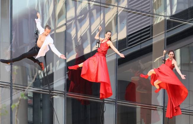 Entertainment Themen der Woche KW47 Entertainment Bilder des Tages November 20, 2023, Tokyo, Japan - Italian vertical dance group Il Pisto perform on the wall of the Mori JP Tower office, commercial and residential area of the Azabudai Hills complex at a press preview in Tokyo on Monday, November 20, 2023. Azabudai Hills developed by Mori Building will officially open this weekend. (photo by Yoshio Tsunoda AFLO)  , aflo_236207169.jpg,