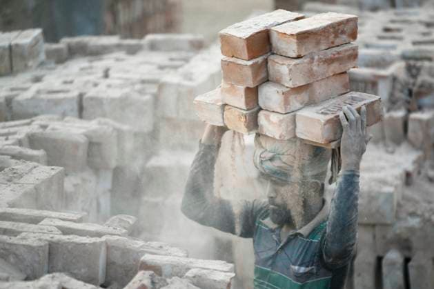 Bilder des Jahres 2023, News 11 November News Themen der Woche KW47 News Bilder des Tages Bangladesch, Ziegelfabrik bei Dhaka Seasonal Migrant Worker In Dhaka Seasonal migrant workers during work at a brick-making factory on a winter morning in Savar area, outskirts of Dhaka, Bangladesh on Monday, November 20, 2023. Dhaka Bangladesh  Copyright: xSyedxMahamudurxRahmanx originalFilename: rahman-notitle231120_np5Mm.jpg