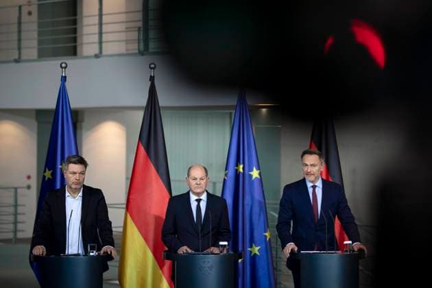 Robert Habeck, Olaf Scholz, Christian Lindner DEU, Deutschland, Germany, Allemande, Berlin, 15.11.2023 Robert Habeck , Bundesminister fuer Wirtschaft und Klimaschutz und Vizekanzler, Buendnis 90 Die Gruenen, Olaf Scholz , Bundeskanzler SPD , und Christian Lindner , Bundesfinanzminister FDP (v.l.n.r.), waehrend der Pressekonferenz im Bundeskanzleramt in Berlin Deutschland . Am Tag als das Bundesverfassungsgericht erklaert der Nachtragshaushalt 2021 ist verfassungswidrig en: Robert Habeck , German Minister for Economy and Climate Protection and Vicechancellor, Buendnis 90 Die Gruenen, Olaf Scholz , Federal Chancellor SPD, and Christian Lindner , Federal Finance Minister FDP (f.l.t.r.) during a press conference at the Chancellor Office in Ber
