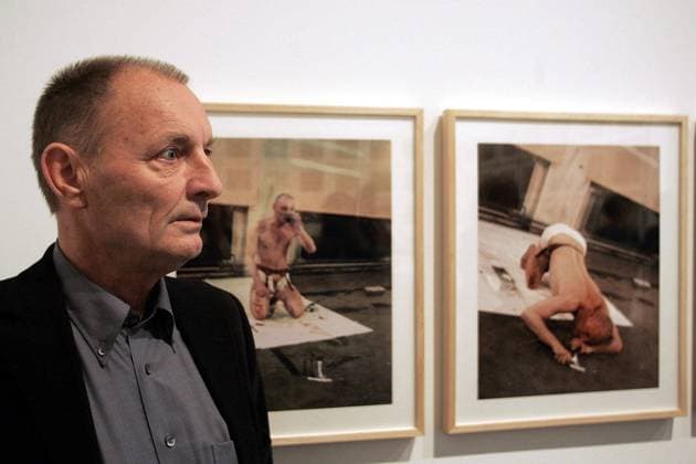 Barcelona, 11.10.2005 Exposición de Günter Brus en el Museo de Arte Contemporáneo de Barcelona ( Macba). En la foto : Günter Brus junto a fotografias de la acción Prueba de resistencia 1970 en Munich Marcel.lí Sàenz EDITORIAL USE ONLY  Copyright: xx xMarcel.líxSàenzx elpphotos004444