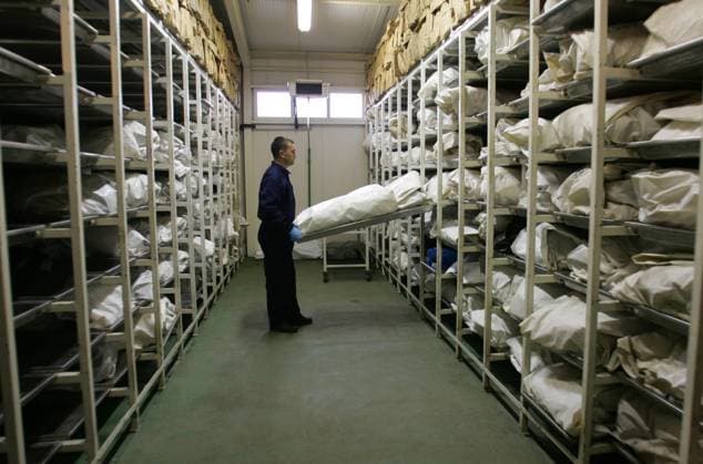 (16.11.05) Un técnico saca una bolsa con los restos humanos de una persona en la cámara frigorífica de la morgue de Tuzla, donde se encuentran los restos de miles de personas miles encontrados en fosas comunes en los alrededores de Srebrenica, para su posterior identificación en el Centro de Identificación que la Comisión Internacional de Personas Desaparecidas -ICMP- tiene en la ciudad de Tuzla, Federación de Bosnia-Herzegovina. EDITORIAL USE ONLY  Copyright: xx x elpphotos004677