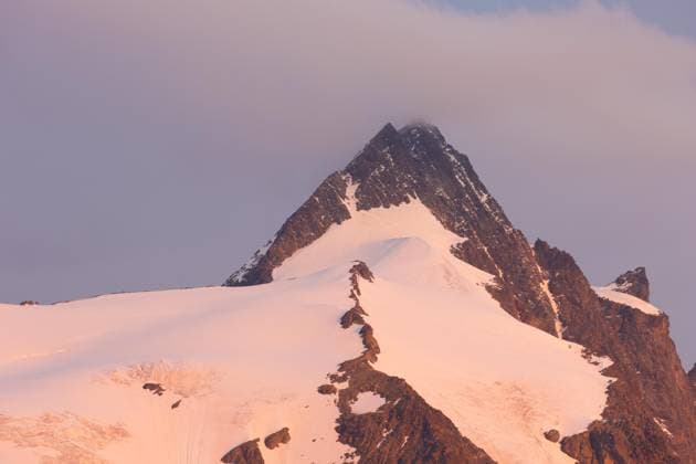 Creative Highlights World Alpenglühen in der Morgendämmerung. Großglockner, Großglockner (3798 m), höchster Berg Österreichs im Nationalpark Hohe Tauern, Kärnten *** Alpenglühen in the Dawn Großglockner, Grossglockner 3798 M , highest mountain Austria at National Park high Tauern, Carinthia Copyright: imageBROKER/alimdix/xArterrax/xSven-ErikxArndt ibltsm09876575.jpg