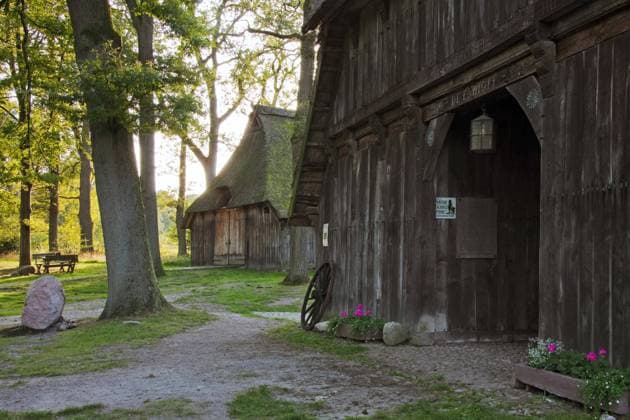De Emhoff, traditionelles Zweiständerhaus in Wilsede, Lüneburger Heide, Lüneburger Heide, Niedersachsen, Deutschland, Europa *** de Emhoff, Traditional Two-post house in Wilsede, Lüneburg Heide, Lüneburg Heide, Lower Saxony, Germany, Europe Copyright: imageBROKER alimdix xArterrax xSven-ErikxArndt ibltsm09882203.jpg