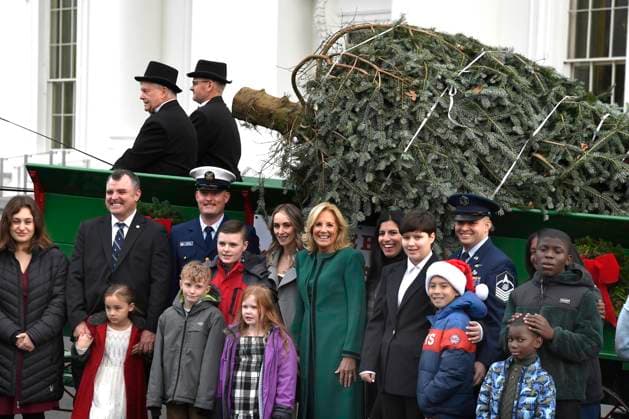News Themen der Woche KW47 Entertainment Bilder des Tages Jill Biden nimmt den Weihnachtsbaum für das Weiße Haus in Washington DC in Empfang First Lady Jill Biden poses with the children of military families as they view the arrival of the official 2023 White House Christmas Tree, at the White House, Monday, November 20, 2023, Washington, DC. The Fraser fir from Fleetwood, North Carolina helps kick off Holiday festivities in the Nation s Capital.  WAP20231120520 MIKExTHEILER