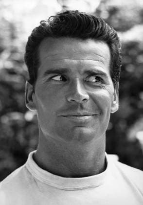 Film The Great Escape Actor James Garner boofing around off camera Bavaria Germany  Copyright: xLeoxFuchsxArchivesx 0631 Garner (The Great Escape) GAZE OFF SIDE PORTRAIT