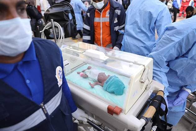 Bilder des Jahres 2023, News 11 November News Themen der Woche KW47 News Bilder des Tages November 20, 2023, Rafah border crossing, Gaza, Palestinian Territory: Medics transfer a premature Palestinian baby in an incubator from Gaza to an ambulance on the Egyptian side of the Rafah border crossingTwenty-nine premature babies arrived in Egypt on Monday, after being evacuated from the al-Shifa hospital. Rafah border crossing Palestinian Territory - ZUMA 20231120_int_z03_031 Copyright: xEgyptianxMinistryxofxHealthxandxPopulationx