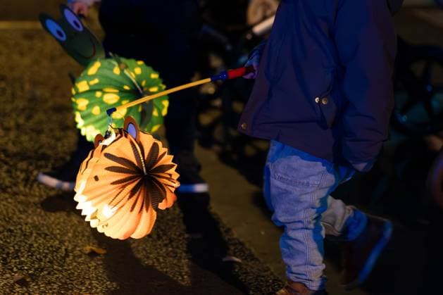 Traditioneller Laternenumzug zum Martinstag durch Berlin-Prenzlauer Berg. Der Umzug mit mehreren hundert Menschen startet an der Berliner Gethsemanekirche. Traditional lantern procession through Berlin-Prenzlauer Berg on St. Martin s Day. The procession with several hundred people starts at the Gethsemane Church in Berlin. Martinsumzug in Berlin *** Traditional lantern procession through Berlin Prenzlauer Berg on St Martin s Day The procession with several hundred people starts at the Gethsemane Church in Berlin Martinsumzug in Berlin s_p20221111-165960.jpg