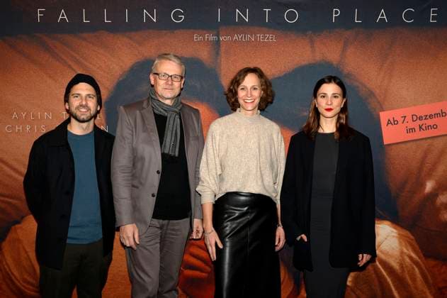 Entertainment Themen der Woche KW47 Entertainment Bilder des Tages Julian Krubasik, Frank Tönsmann, Yvonne Wellie und Aylin Tezel bei der Premiere des Kinofilms Falling Into Place im Astra Theater. Essen, 20.11.2023 *** Julian Krubasik, Frank Tönsmann, Yvonne Wellie and Aylin Tezel at the premiere of the film Falling Into Place at the Astra Theater Essen, 20 11 2023 Foto:xT.xSchröerx xFuturexImagex falling_3106