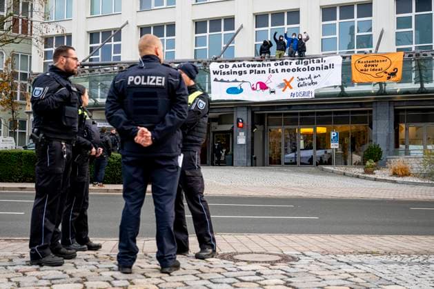 News Themen der Woche KW47 News Bilder des Tages DIGITAL-GIPFEL DER BUNDESREGIERUNG IN JENA 21 11 2023 - Jena: Demonstranten haben sich auf dem Vordach des Steigenberger Esplanade Jena Hotels, gegenüber dem Tagungsgebäudes, postiert. Unter dem Jahresschwerpunktthema ãDigitale Transformation in der Zeitenwende. Nachhaltig. Resilient. Zukunftsorientiert.Ò findet der Digital-Gipfel der Bundesregierung am 20. und 21. November 2023 in Jena statt. _________________ *** FEDERAL GOVERNMENT DIGITAL SUMMIT IN JENA 21 11 2023 Jena Demonstrators have positioned themselves on the canopy of the Steigenberger Esplanade Jena Hotel, opposite the conference building Under the annual theme ÒDigital Transformation in the Turning Point Sustainable Resilient Future-OrientedÓ, the Federal GovernmentÕs Digi