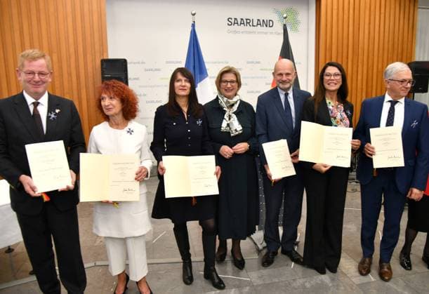 News Bilder des Tages Ministerpräsidentin Anke Rehlinger verleiht am Montag (20.11.2023) in der Staatskanzlei in Saarbrücken den Saarländischen Verdienstorden an sechs Persönlichkeiten, die sich in besonderer Weise um die grenzüberschreitende Zusammenarbeit zwischen Deutschland und Frankreich im Saarland verdient gemacht haben. Im Bild (v.l.): SÃ bastien Girard, Generalkonsul der Republik Frankreich im Saarland und französischer Generalsekretär des Deutsch-Französischen Kulturamtes, Janine Loock, Präsidentin der Vereinigung Französischer Staatsbürger im Saarland Union des Francais de Sarre (UFS), Sylvie Hamard, langjährige Leiterin des Theaterfestivals Perspectives, Ministerpräsidentin Anke Rehlinger, Laurent Touvet, Präfekt des Departe bub