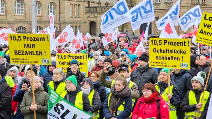 News Themen der Woche KW47 Lehrer_Streik 21.11.2023, Chemnitz, Streik Für den 21.11.2023 haben die Gewerkschaft GEW und der Sächsische Lehrerverband Lehrer, Schulassistenten und pädagogische Fachkräfte staatlicher Schulen in den Regionen Zwickau und Chemnitz zu einem Warnstreik aufgerufen. Damit sollen in der laufenden Tarifrunde die Forderungen nach 10,5 Prozent mehr Lohn, mindestens aber 500 Euro untermauert werden. Eine Streikkundgebung findet auf dem Chemnitzer Theaterplatz statt. Mehr als 1000 Lehrer nahmen am Strteik teil. Chemnitz Sachsen BRD *** Teachers strike 21 11 2023, Chemnitz, Strike The GEW trade union and the Saxon Teachers Association have called on teachers, school assistants and educational specialists from state schools in the Zwickau and Che