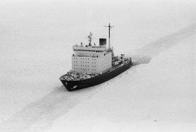 April 15, 1988. Icebreaker Kapitan Dranitsyn (Captain Dranitsyn) leading a way to an ice pier. TASS  18350656