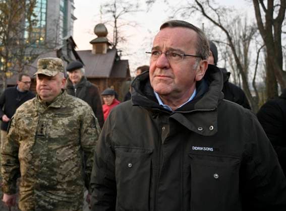 News Themen der Woche KW47 News Bilder des Tages November 21, 2023, Kyiv, Ukraine: German Defence Minister Boris Pistorius paid tribute to those killed during the Revolution of Dignity on the Alley of Heroes of the Heavenly Hundred in Kyiv. Kyiv Ukraine - ZUMAs197 20231121_aaa_s197_016 Copyright: xSergeixChuzavkovx