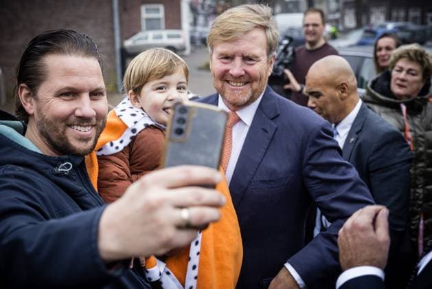 Entertainment Themen der Woche KW47 Entertainment Bilder des Tages SCHAIJK - King Willem-Alexander arrives at the Care in the Village symposium. The meeting focuses on the characteristics and bottlenecks surrounding care and welfare in rural areas, residents initiatives and the power of small communities. ANP ROB ENGELAAR netherlands out - belgium out  Copyright: xx x484412240x originalFilename: 484412240.jpg