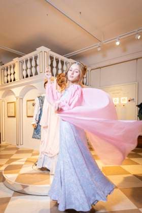 Bilder des Jahres 2023, Entertainment 11 November Entertainment Themen der Woche KW47 Entertainment Bilder des Tages Fotoshooting im Schloss Moritzburg In diesem Jahr feiert der wohl beliebteste Märchenfilm aller Zeiten ein besonderes Jubiläum. Auf Schloss Moritzburg, einem der Drehorte des Films, öffnet zum zwölften Mal die Ausstellung zum Kultfilm Drei Haselnüsse für Aschenbrödel, mit jubiläumswürdigem Rahmenprogramm und Sonderausstellung. Modell Tamara Kretschmer schlüpfte erneut in die begehrte Rolle des legendären Aschenbrödels mit dem Ballkleid. Moritzburg Sachsen Deutschland *** Photo shoot at Moritzburg Castle This year, the most popular fairytale film of all time is celebrating a special anniversary At Moritzburg Castle, one of the films locations, the exhibition for the cult film Three Hazelnuts for Cinderella is opening for the