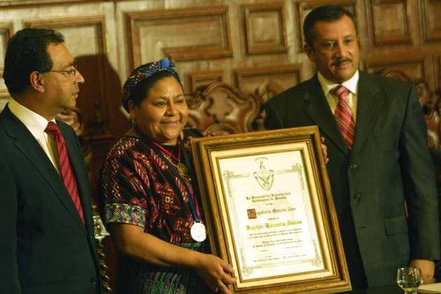 ? 22 Y 23.- PUEBLA, PUE.- EDUCACION-EDUCATION-NOBEL.- LA PREMIO NOBEL DE LA PAZ 1992, RIGOBERTA MENCHU RECIBIO EL DOCTORADO HONORIS CAUSA, EN EL EDIFICIO CAROLINO DE LA UNIVERSIDAD AUTONOMA DE PUEBLA, ANTE MIEMBROS DEL CONSEJO UNIVERSITARIO, PRESIDIDO POR EL RECTOR DE LA INSTITUCION ENRIQUE AGUERA IBAÑEZ. FOTOS UNIVERSAL. EDITORIAL USE ONLY  Copyright: xx x universalpix048080