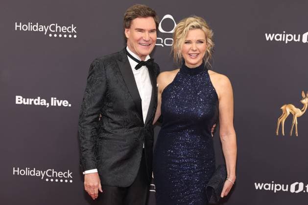 BAMBI-Verleihung 2023 in München Veronica Ferres mit ihrem Ehemann Carsten Maschmeyer auf dem roten Teppich. erleihung des Bambi 2023 am 16.11.2023 in den Bavaria Filmstudios München. Bayern, Deutschland. *** BAMBI Awards 2023 in Munich Veronica Ferres with her husband Carsten Maschmeyer on the red carpet of the Bambi 2023 ceremony on 16 11 2023 at the Bavaria Filmstudios Munich Bavaria, Germany