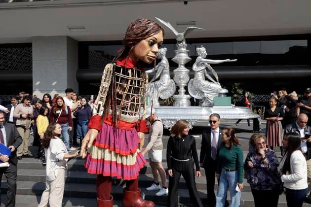 Amal, a giant puppet, visits the Mexican Congress November 21, 2023, Mexico City, Mexico: Little Amal, giant puppet of a 10-year-old Syrian girl; symbol of the rights of refugees globally, during her visit to the Chamber of Deputies in Mexico City. on November 21, 2023 in Mexico City, Mexico (Photo by Luis Barron Eyepix Group). Copyright: xLuisxBarronx xEyepixxGroupx LB_20231121_AMAL_DIPMX1