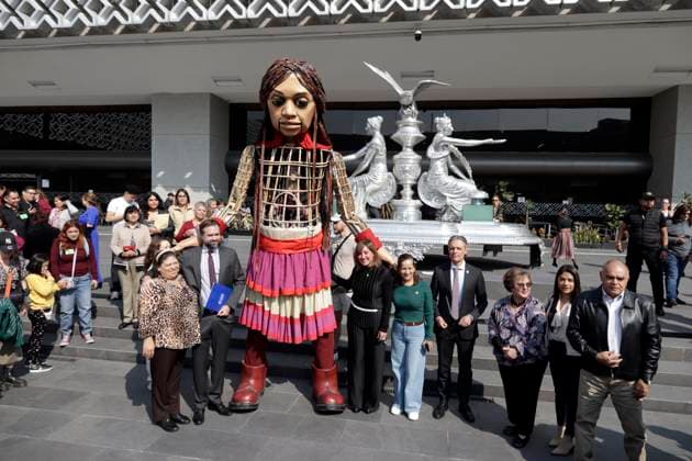 November 21, 2023, Mexico City, Mexico: Little Amal, giant puppet of a 10-year-old Syrian girl; symbol of the rights of refugees globally, during her visit to the Chamber of Deputies in Mexico City. on November 21, 2023 in Mexico City, Mexico Mexico City Mexico - ZUMAe321 20231121_zia_e321_003 Copyright: xLuisxBarronx