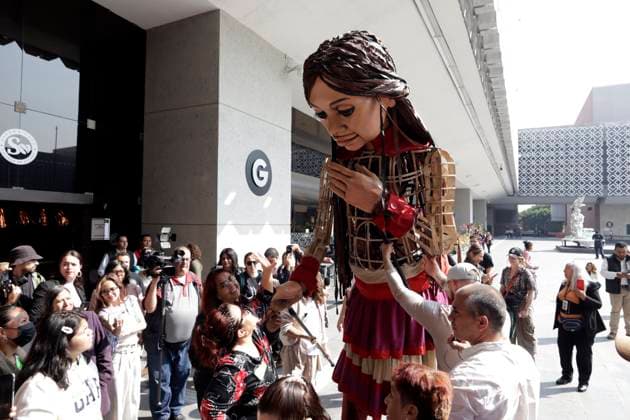 Amal, a giant puppet, visits the Mexican Congress November 21, 2023, Mexico City, Mexico: Little Amal, giant puppet of a 10-year-old Syrian girl; symbol of the rights of refugees globally, during her visit to the Chamber of Deputies in Mexico City. on November 21, 2023 in Mexico City, Mexico (Photo by Luis Barron Eyepix Group). Copyright: xLuisxBarronx xEyepixxGroupx LB_20231121_AMAL_DIPMX19