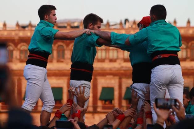 The Castellers of Vila franca Make An Eight Floors Human Tower November 21, 2023 in Mexico City, Mexico: The Castellers of Vila franca make an eight-story human tower as part of the celebration of 75 years of the founding of the Colle in the zocalo of Mexico City. On November 21, 2023. In Mexico City. (Photo by Carlos Santiago Eyepix Group) Copyright: xCarlosxSantiagox xEyepixxGroupx CS202311218368