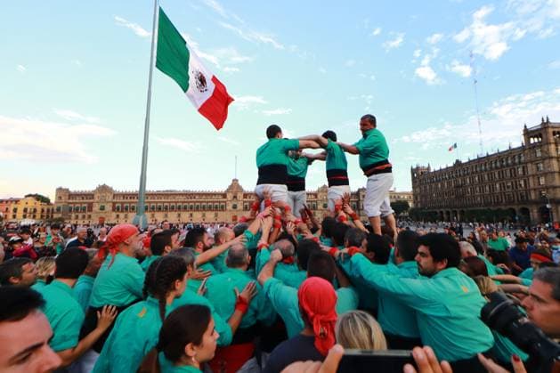 The Castellers of Vila franca Make An Eight Floors Human Tower November 21, 2023 in Mexico City, Mexico: The Castellers of Vila franca make an eight-story human tower as part of the celebration of 75 years of the founding of the Colle in the zocalo of Mexico City. On November 21, 2023. In Mexico City. (Photo by Carlos Santiago Eyepix Group) Copyright: xCarlosxSantiagox xEyepixxGroupx CS202311218355