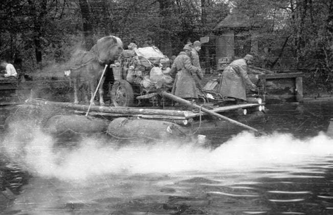 WWII CROSSING RIVER SPREE PONTON 2042 18.04.1945 Soviet soldiers crossing the Spree River. Sputnik Germany  Copyright: xx
