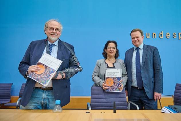 News Themen der Woche KW47 News Bilder des Tages 3. Bericht der Bundesregierung zur weltweiten Lage der Religions- und Weltanschauungsfreiheit in Berlin am 22.11.2023. (Foto v.l.: Heiner Bielefeldt, Inhaber des Lehrstuhls fuer Menschenrechte und Menschenrechtspolitik der Friedrich-Alexander-Universitaet Erlangen-Nuernberg; Nazila Ghanea, UN-Sonderberichterstatter fuer Religions- und Weltanschauungsfreiheit, Professorin fuer internationales Menschenrechtsrecht an der Universitaet Oxford; Frank Schwabe, Beauftragter der Bundesregierung fuer Religions- und Weltanschauungsfreiheit in Berlin) Die Bundesregierung will sich staerker fuer die Religionsfreiheit von indigenen Voelkern einsetzen. (Siehe epd-Meldung vom 22.11.2023) EDITORIAL USE ONLY *** 3 Report of the Federal Government on the Glob Copyright: epd-bild ChristianxDitsch epd-Religionsfreiheit3-kopieren
