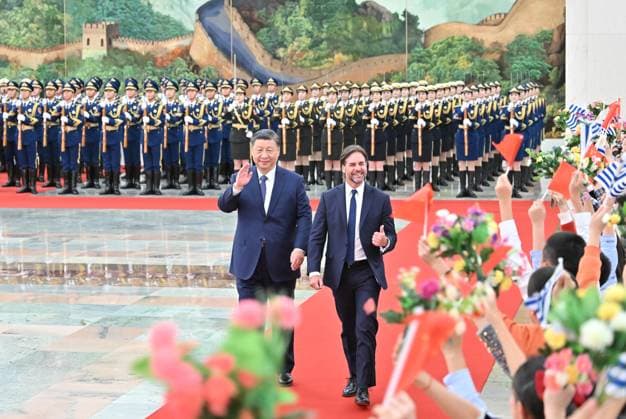 News Themen der Woche KW47 (231122) -- BEIJING, Nov. 22, 2023 -- Chinese President Xi Jinping holds a welcoming ceremony for Uruguayan President Luis Alberto Lacalle Pou in the Northern Hall of the Great Hall of the People prior to their talks in Beijing, capital of China, Nov. 22, 2023. Xi held talks with Uruguayan President Luis Alberto Lacalle Pou, who is on a state visit to China, in Beijing on Wednesday. ) CHINA-BEIJING-XI JINPING-URUGUAYAN PRESIDENT-TALKS(CN) YuexYuewei 