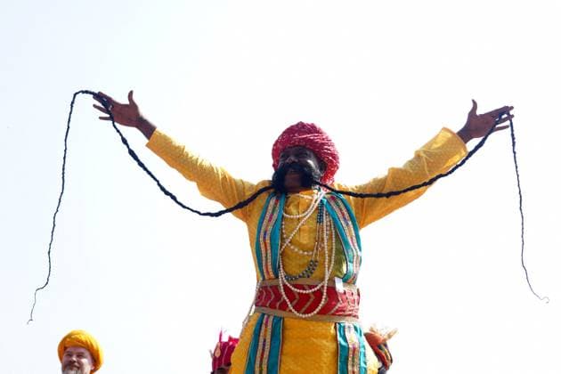 Bilder des Jahres 2023, News 11 November News Themen der Woche KW47 News Bilder des Tages Competition Of Long Moustache - Pushkar A man shows his long moustache during a competition at fair In Pushkar, India on November 22, 2023. Photo by ABACAPRESS.COM Pushkar India  Copyright: xABACAx