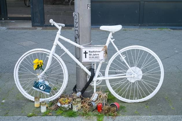 Geisterfahrrad, Wielandstraße, Charlottenburg, Charlottenburg-Wilmersdorf, Berlin, Deutschland *** Local Caption *** , Berlin, Deutschland *** Ghost bike, Wielandstraße, Charlottenburg, Charlottenburg Wilmersdorf, Berlin, Germany Local Caption , Berlin, Germany