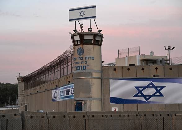 News Themen der Woche KW47 News Bilder des Tages A view of the Ofer Prison, an Israeli security prison, with a banner that reads Together We Will Win in Giva at Ze ev in the West Bank near Ramallah, on Wednesday, November 22, 2023. Last night Israel and Hamas agreed to a hostage deal that will pause fighting for four days, beginning November 23 at 10 a.m., with the release of 50 Israeli hostages, children and women, and the release of 150 Palestinian security prisoners, women and male teenagers.  JER2023112212 DEBBIExHILL