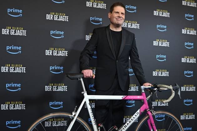 Entertainment Themen der Woche KW47 Entertainment Bilder des Tages Jan ULLRICH , mit seinem Pinarello Rennrad. Special Screening der Dokumentation Jan Ullrich Ð Der Gejagte am 22.11.2023 in Muenchen. *** Jan ULLRICH , with his Pinarello racing bike Special Screening of the documentary Jan Ullrich Ð The Hunted on 22 11 2023 in Munich