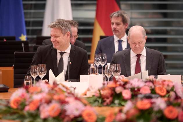 News Themen der Woche KW47 News Bilder des Tages Berlin, Auftaktbilder Plenarsitzung Deutsch-Italienische Regierungskonsultationen Robert Habeck (Bundesminister für Wirtschaft und Klimaschutz, Vizekanzler, Bündnis 90 Die Grünen) und Olaf Scholz (Bundeskanzler, SPD) am 22.11.2023 zu Beginn der Plenarsitzung der 32. Deutsch-Italienische Regierungskonsultationen im Bundeskanzleramt in Berlin. Berlin Bundeskanzleramt Berlin Deutschland *** Berlin, Opening pictures plenary session German-Italian government consultations Robert Habeck Federal Minister for Economic Affairs and Climate Protection, Vice Chancellor, Bündnis 90 Die Grünen and Olaf Scholz Federal Chancellor, SPD on 22 11 2023 at the beginning of the plenary session of the 32 German-Italian government consultations at the Federal Chan
