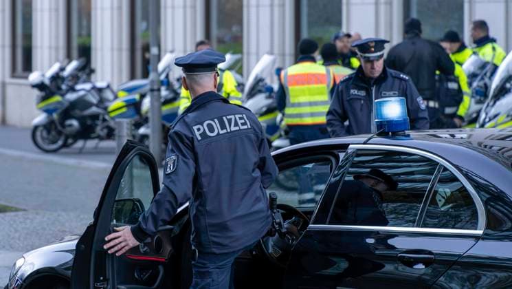  Schutzpolizei mit gelben Warnwesten, warten auf den nächsten Einsatz, Berlin, Deutschland, Europa *** Protective police with yellow Safety vests, wait at the next Use, Berlin, Germany, Europe Copyright: imageBROKER/Karl-HeinzxSpremberg iblkhs09882561.jpg
