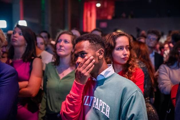 News Themen der Woche KW47 News Bilder des Tages November 22, 2023, Amsterdam, South Holland, Netherlands: A discouraged audience member watches results of the Dutch national elections. On November 22, 2023, the Netherlands held its national parliamentary elections. In Amsterdam, GroenLink and Partij van de Arbeid members and voters joined to watch the results as they were released. Amsterdam Netherlands - ZUMAp202 20231122_zip_p202_011 Copyright: xJamesxPetermeierx