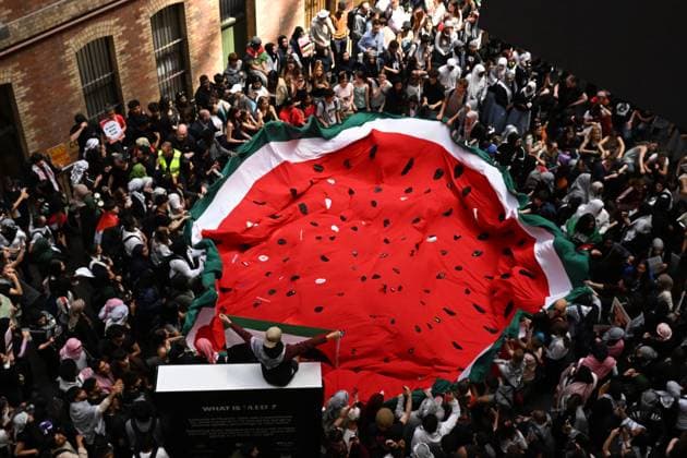Bilder des Jahres 2023, News 11 November News Themen der Woche KW47 PRO PALESTINE STUDENT RALLY MELBOURNE, Protesters gather inside of Melbourne Central during a Pro-Palestine demonstration in Melbourne, Thursday, November 23, 2023. ( NO ARCHIVING, EDITORIAL USE ONLY, NO USE IN BOOKS WITHOUT CONSENT MELBOURNE VICTORIA AUSTRALIA  Copyright: xJAMESxROSSx 20231123001868655610