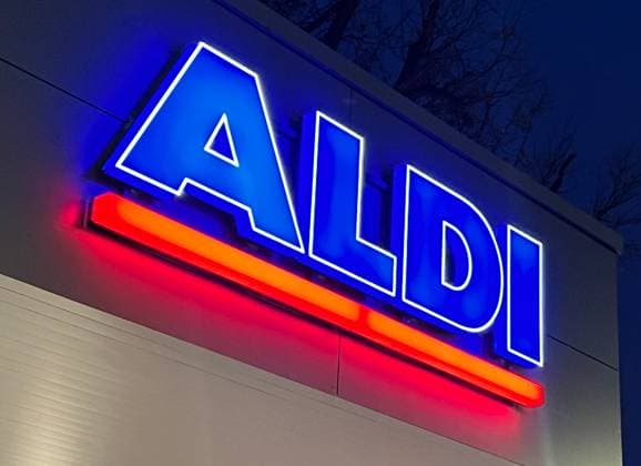 ALDI Nord Logo Beleuchtung am Abend *** ALDI North logo lighting in the evening Copyright: xmix1x
