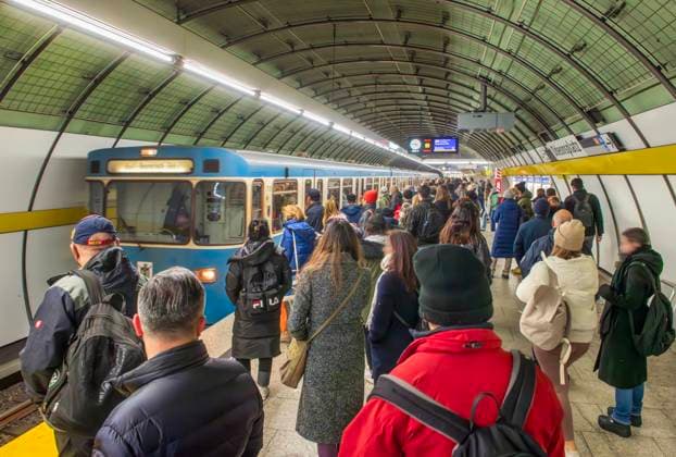 arriving subway, subway station Odeonsplatz, November 2023 Germany, Munich, November 2023, arriving subway line U5, many passengers at the platform, MVG, subway station Odeonsplatz, public transport, local public transport, Bavaria, Bavarian,